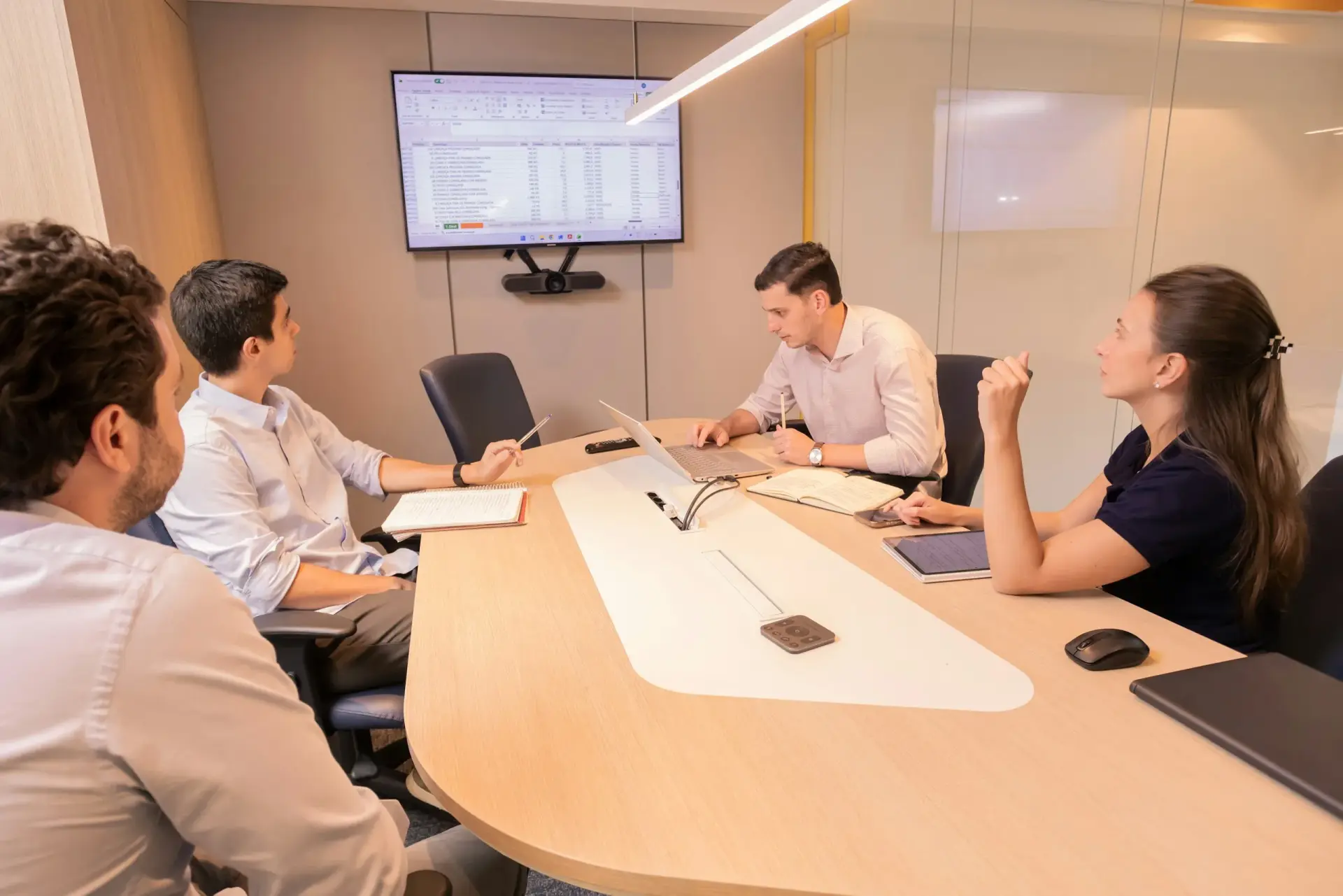 Team reviewing an inventory indicators sheet in a meeting room