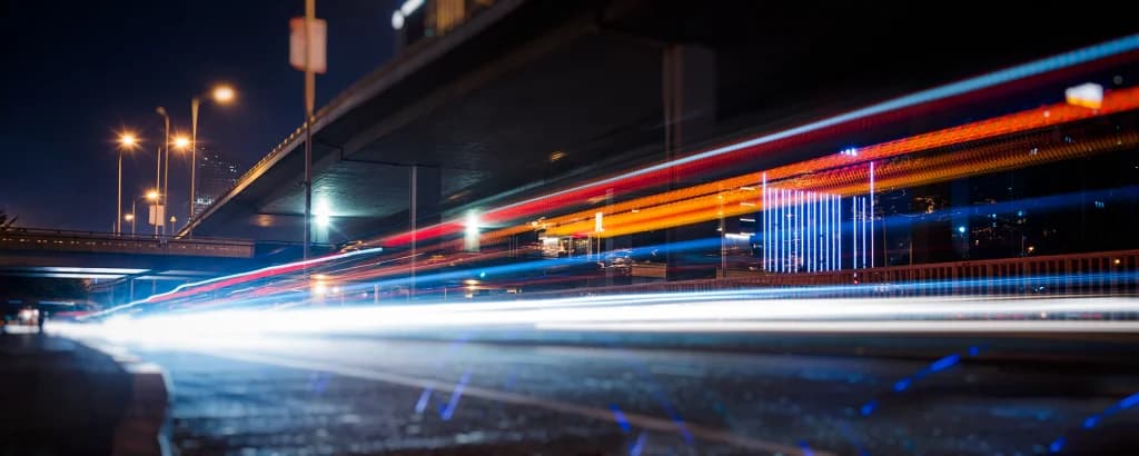 Estelas de luz del tráfico urbano en una avenida